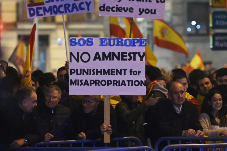 La vigesimocuarta jornada de protestas contra la amnistía en Ferraz reúne a unas 350 personas