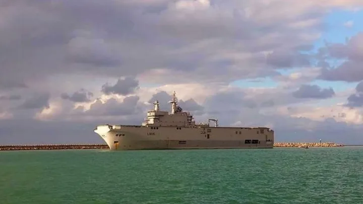 Llega a un puerto egipcio un buque francés que funcionará como hospital para heridos de Gaza