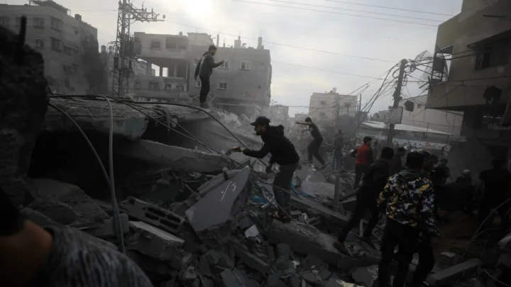 Al menos 24 palestinos muertos por los bombardeos israelíes contra la ciudad de Jan Yunis