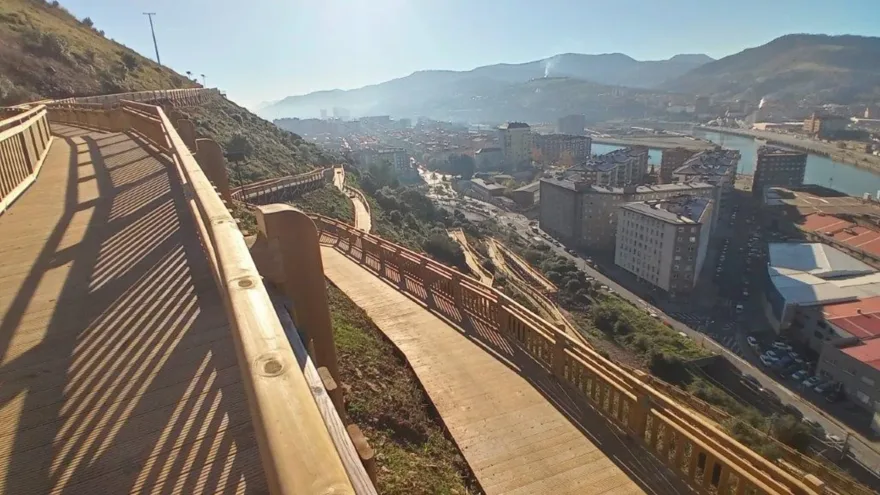 Bilbao abre la segunda pasarela de madera de Artxanda entre Monte Cabras y Elorrieta