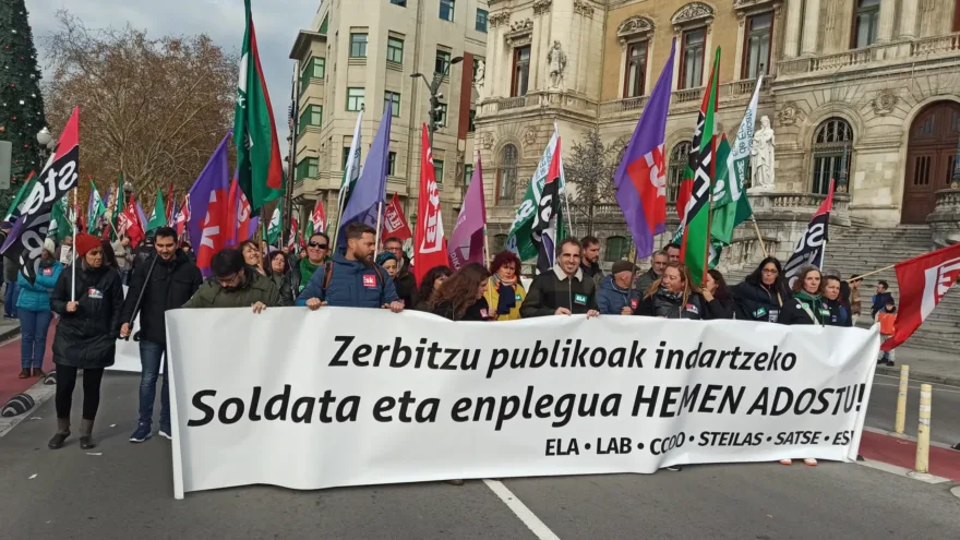 Trabajadores públicos salen a la calle para exigir mejores condiciones laborales