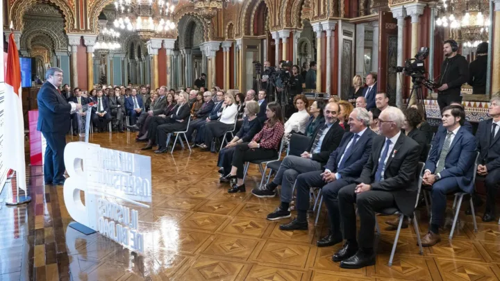El alcalde entrega los reconocimientos a los cuatro nuevos «Ilustres» de Bilbao