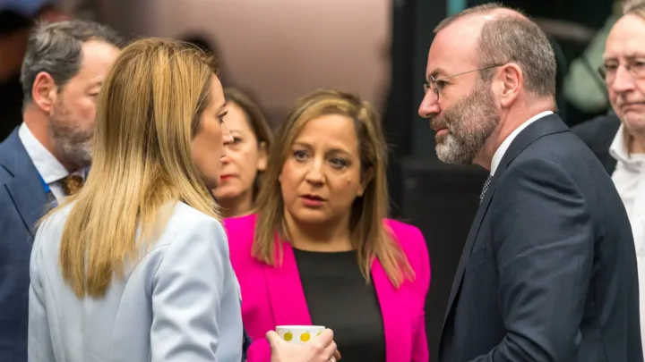 El PSOE acusa a un eurodiputado del PP de llamar «hijos de puta» a quienes aplaudían a Sánchez