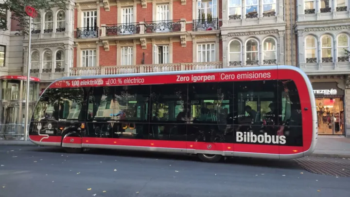 Los usuarios de los autobuses vascos crecen un 18,5% en octubre y los de Metro Bilbao un 13,2%