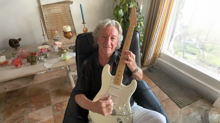 John Parsons calibra las guitarras eléctricas del proyecto Guitar Stream