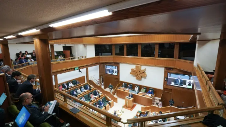 El Parlamento Vasco debate este martes las enmiendas de totalidad de la oposición a los presupuestos