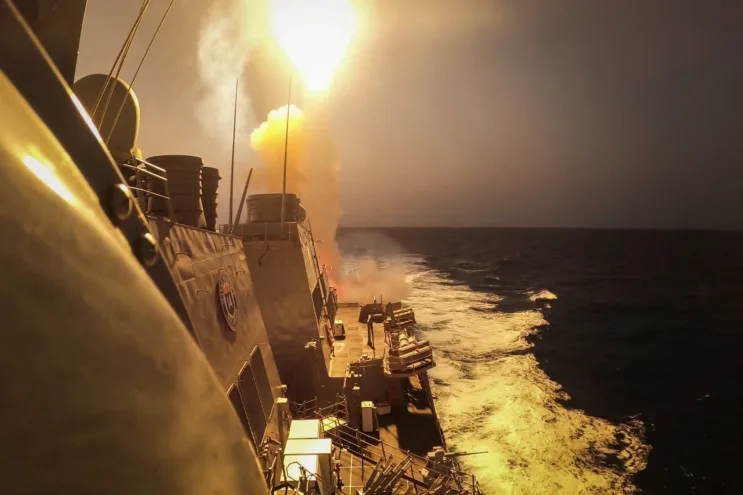 Los huthis atacan a un destructor de EEUU y a dos buques mercantes en el mar Rojo