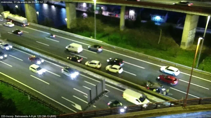 Un herido en un choque entre dos coches y un camión en la A-8, en Bilbao