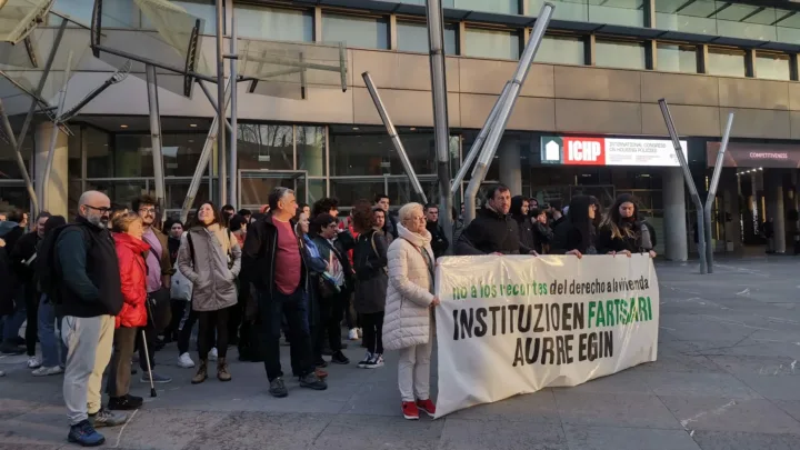 Protesta ante el Euskalduna por la «farsa institucional» del congreso sobre vivienda