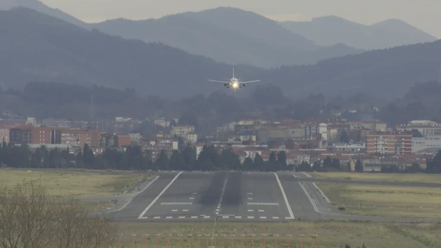 Cancelados dos vuelos en el aeropuerto de Bilbao por la incidencia del viento