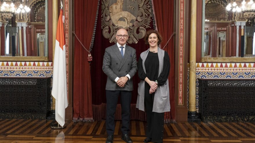 La alcaldesa de Bilbao, Amaia Arregi, recibe al nuevo embajador de la República Checa