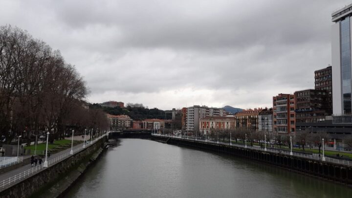 El tiempo en Bizkaia: viento intenso del suroeste y chubascos dispersos por la tarde