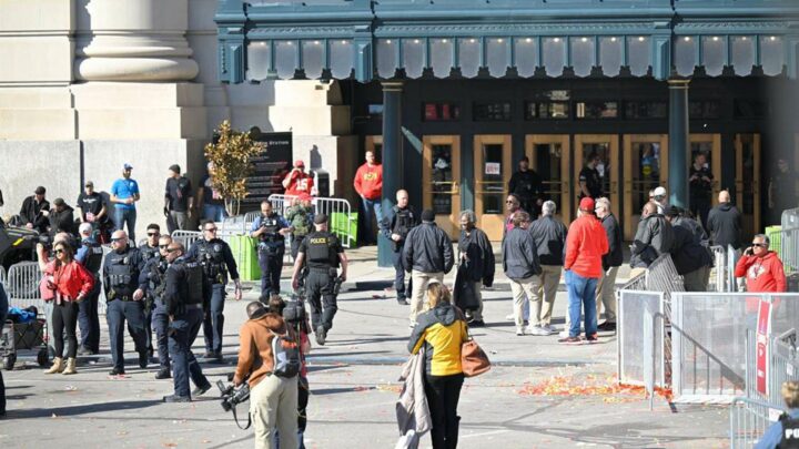 Dos muertos y 12 heridos en Kansas City por un tiroteo durante la celebración de la Super Bowl