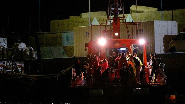 Rescatan cuatro pateras con 211 inmigrantes en aguas próximas a Canarias