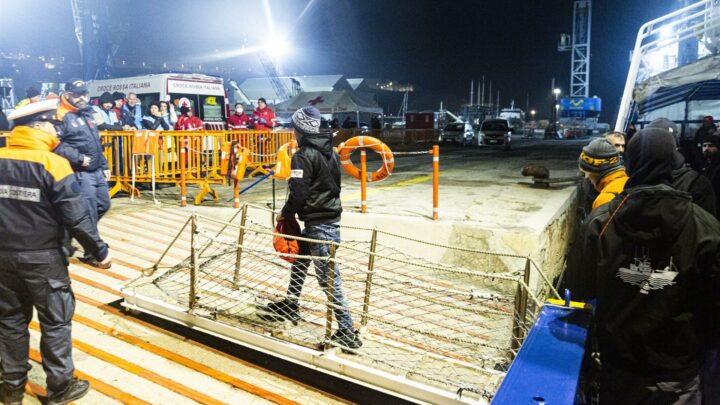 Desembarcan en el puerto italiano de Ortona las 43 personas rescatadas rescatadas por el Aita Mari