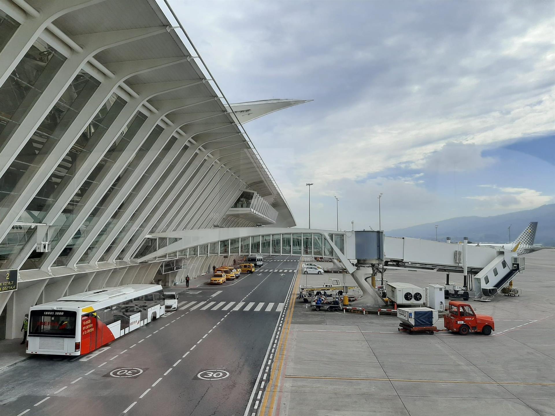 Ascienden A Ocho Los Vuelos Desviados En El Aeropuerto De Loiu Por Las Fuertes Rachas De Viento 6206