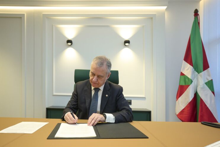 El Lehendakari firma el decreto por el que se disuelve el Parlamento y se convocan elecciones para el 21 de abril