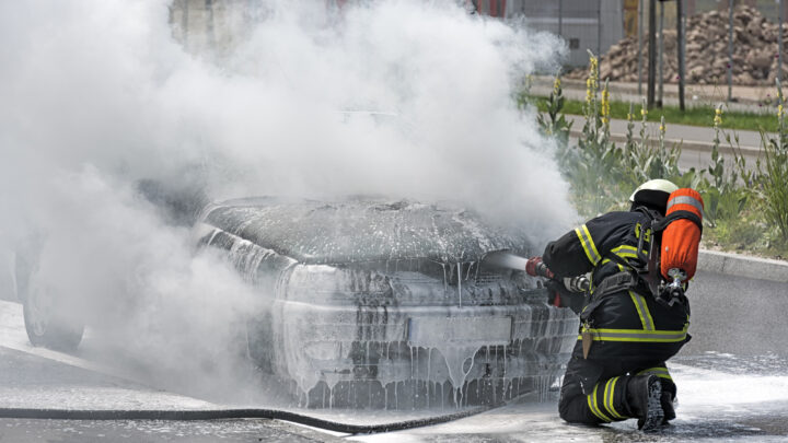 La Policía municipal de Bilbao sofoca el fuego en un vehículo incendiado mientras circulaba