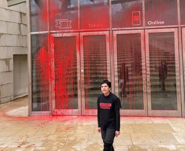Lanzan pintura a la fachada del Guggenheim para protestar contra la construcción de un nuevo museo en Urdaibai