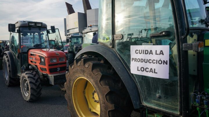 Tractores empiezan a llegar a la explanada de Lakua para iniciar el primero de tres días de protestas