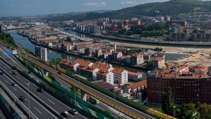 Ayuntamiento de Bilbao pide precaución en el entorno de la ría en Zorrotzaurre por las mareas vivas