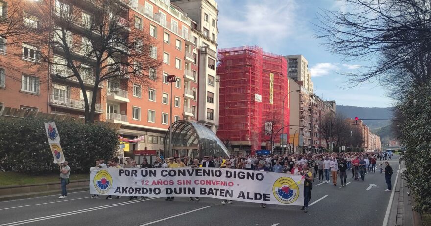 Más de un millar de ertzainas se manifiestan de forma ruidosa en Bilbao por un convenio «digno»