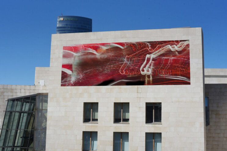 Darío Urzay crea para la fachada del Guggenheim seis paneles en apoyo al Athletic Club para la final de Copa