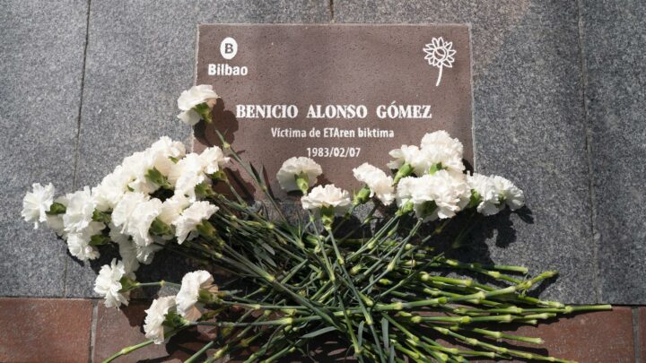 Bilbao rinde un «justo homenaje» con la colocación de una placa en recuerdo de Benicio Alonso, asesinado por ETA