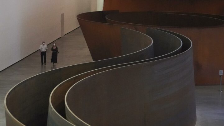 Muere a los 85 años el escultor estadounidense Richard Serra, autor de ‘La materia del tiempo’ del Museo Guggenheim