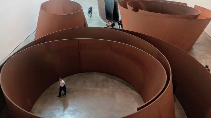 Guggenheim muestra su tristeza por la muerte de Richard Serra y destaca su admiración por la escultura vasca