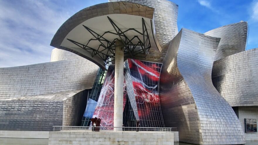 El Museo Guggenheim Bilbao amplía la instalación artística de su fachada creada por Darío Urzay en apoyo al Athletic