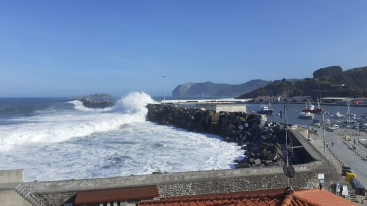 Euskadi activará este lunes el aviso amarillo por riesgo marítimo costero por olas de hasta 3 metros