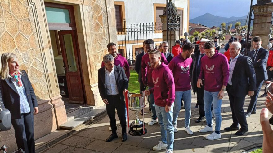El Athletic visita la Casa de Juntas de Gernika con la Copa