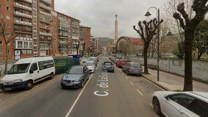 Bilbao ocupa calzada, acera y parking en la calle Sagrada Familia