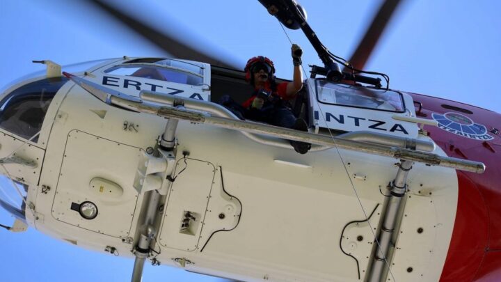 El helicóptero de la Ertzaintza rescata a un montañero indispuesto en la cima del monte Aratz