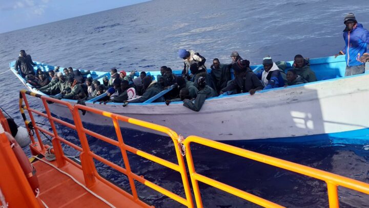 Rescatan una neumática con 59 migrantes en aguas próximas a la isla de Fuerteventura