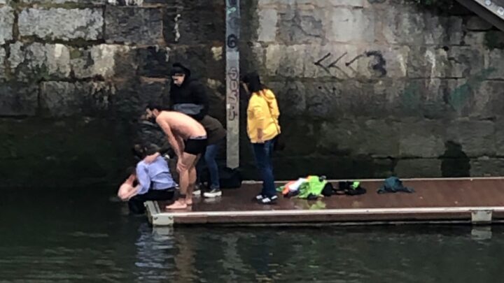 Un trabajador de limpieza de Bilbao y un ciudadano rescatan a una joven de la ría a la altura del puente de San Antón