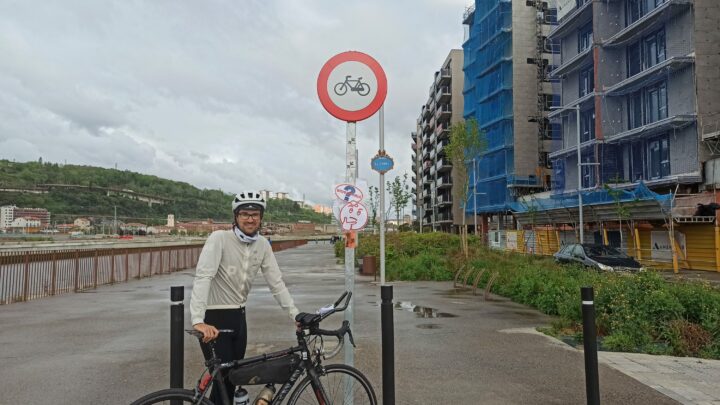 La absurda ruta de los ciclistas en el Puente Ghery