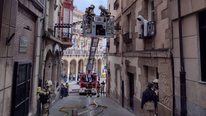 Los bomberos de Bizkaia realizan nuevas maniobras en los cascos históricos