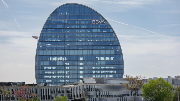 BBVA propone a Sabadell una fusión con una prima del 30%