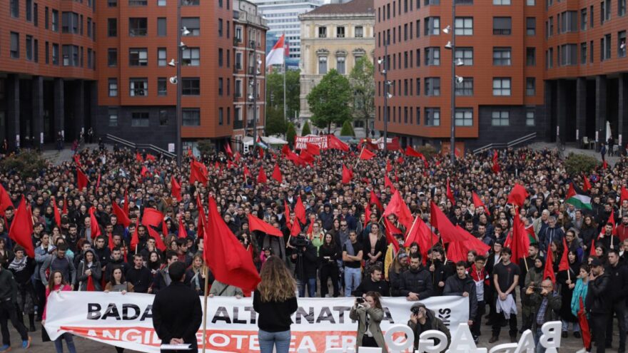 Miles de jóvenes secundan la marcha de EHKS en Bilbao para impulsar el comunismo
