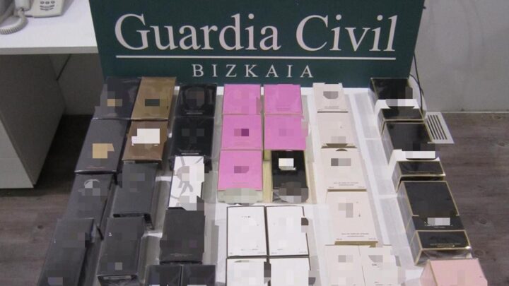 Detenido en el aeropuerto de Bilbao un pasajero acusado de sustraer 37 perfumes valorados en 4.720 euros