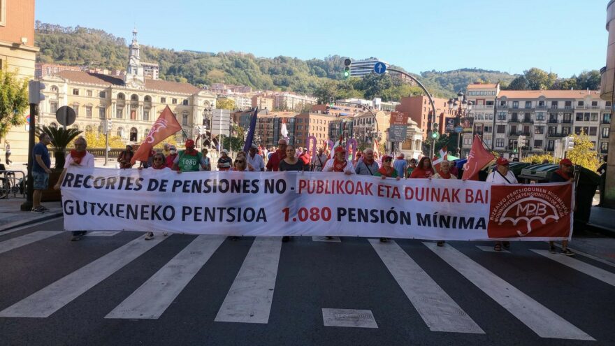 Cientos de pensionistas se manifiestan en Bilbao para pedir «pensiones dignas» y una reunión con la ministra Elma Saiz