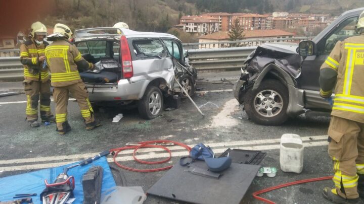 Una colisión entre dos turismos en Rontegi provoca retenciones en varios puntos, con un carril cortado