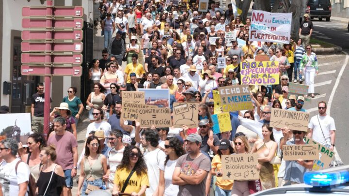 Canarias contra el turismo masivo: «Estamos hartos y hay que alzar la voz»