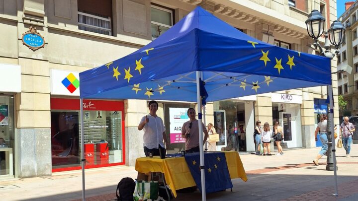 Jóvenes europeístas animan en Bilbao a votar en las elecciones europeas