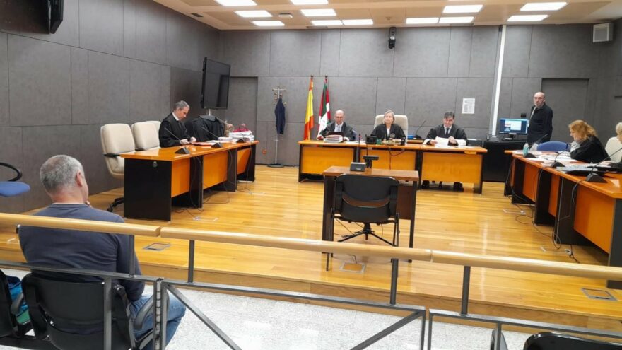 El policía local de Bilbao acusado de homicidio imprudente reconoce que cruzó el semáforo en rojo sin luces
