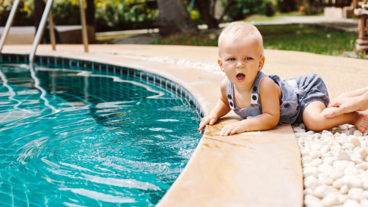 Los pediatras alertan sobre dejar a niños sin vigilancia en el agua: «Un buen truco es el del brazo»