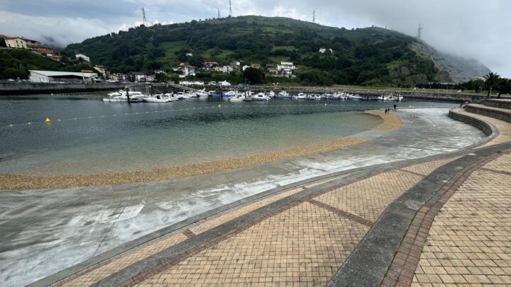 Zierbena estrena zonas de baño y solárium en la playa del Puerto