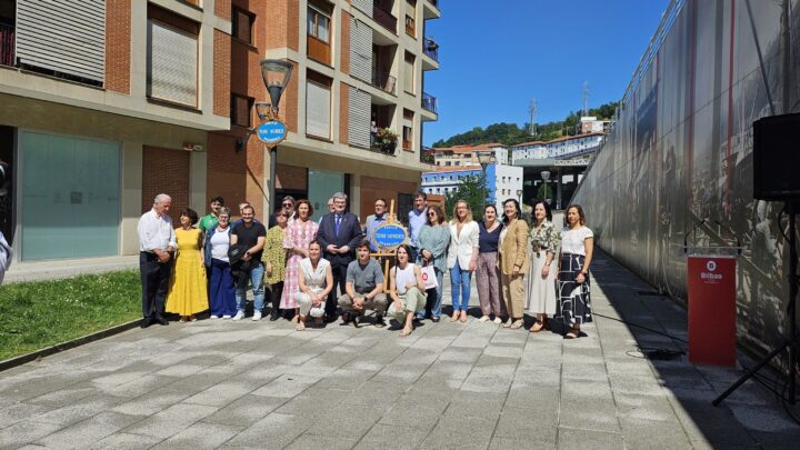 Aburto presenta Pasaje Tere Verdes, que da nombre al «refugio del euskera en Bilbao»